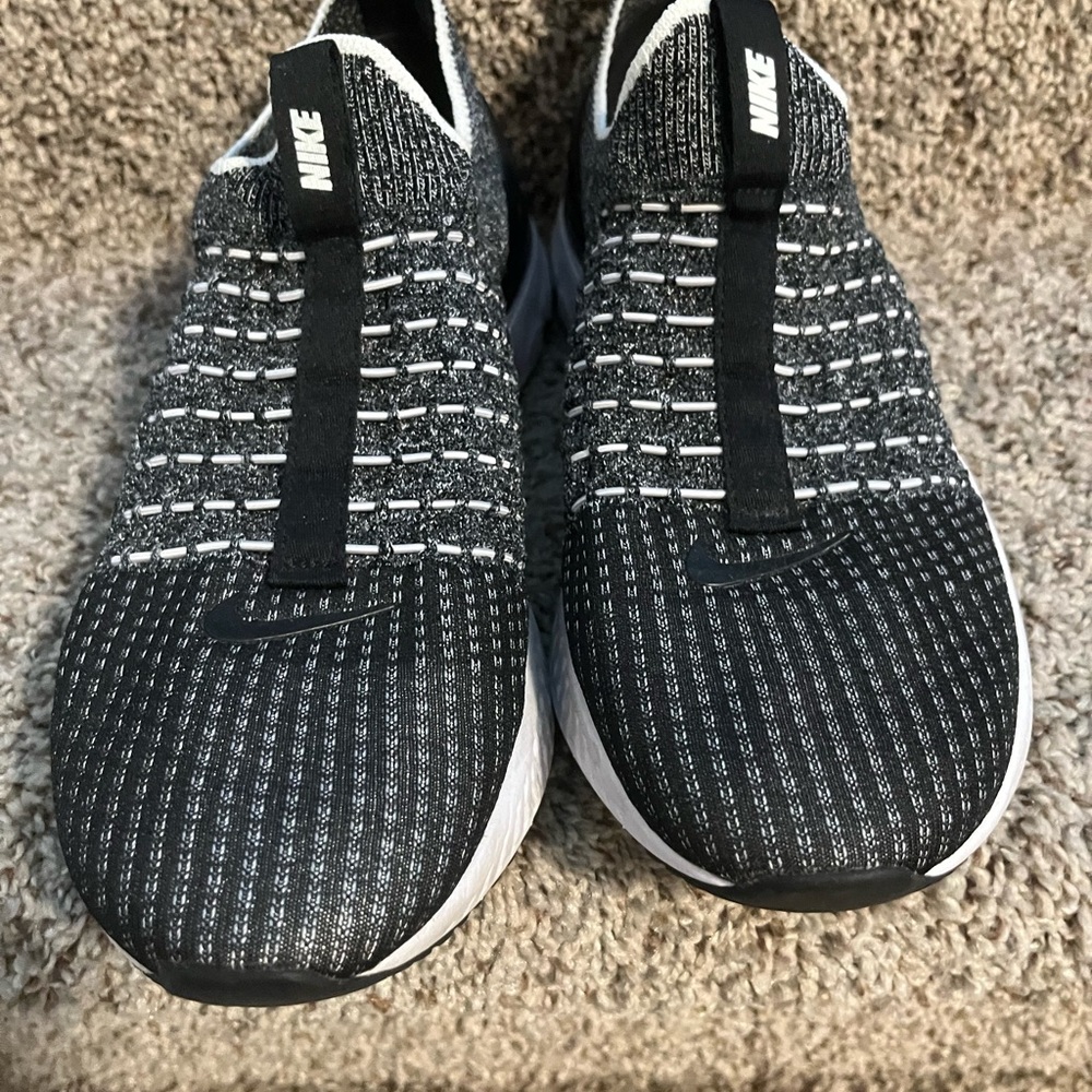 Nike women’s black and white slips on - Picture 2 of 5